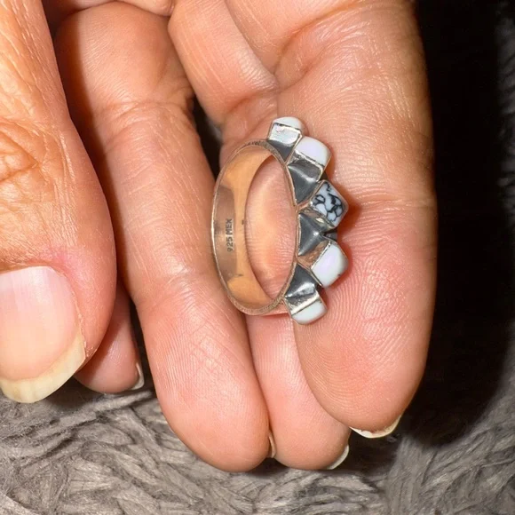 Sterling Silver band ring with white stones approx size 7-8 - Picture 7 of 11